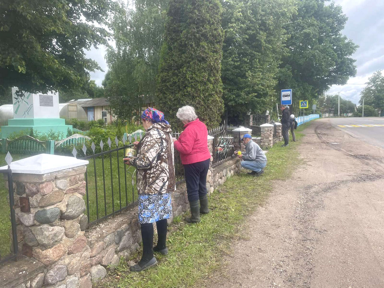 Толокой и краской: как жители Поставского района преображают свои деревни