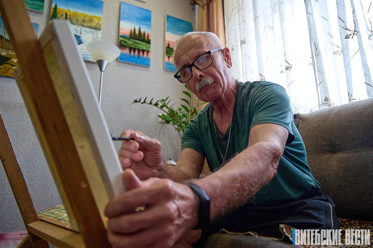 Реабилитация живописью. Анатолий Мурашко из Чашникского района после инсульта начал писать сельские пейзажи 