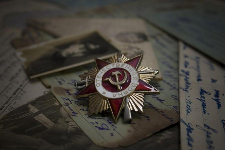 У цэнтры Дзісны Міёрскага раёна ўстанавілі стэнд, на якім змешчаны фотаздымкі ветэранаў вайны