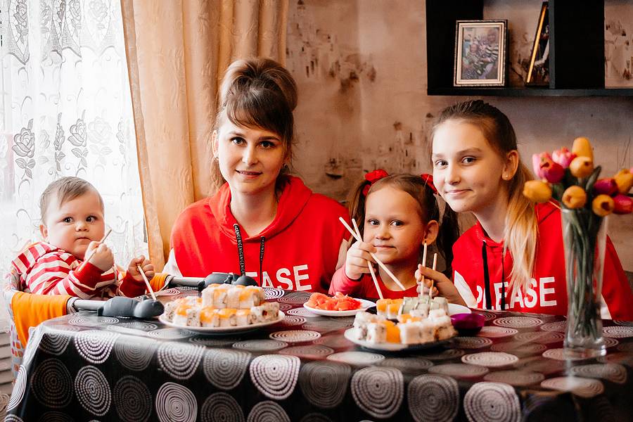 Бизнес по изготовлению суши на дому организовала многодетная мама из Новолукомля