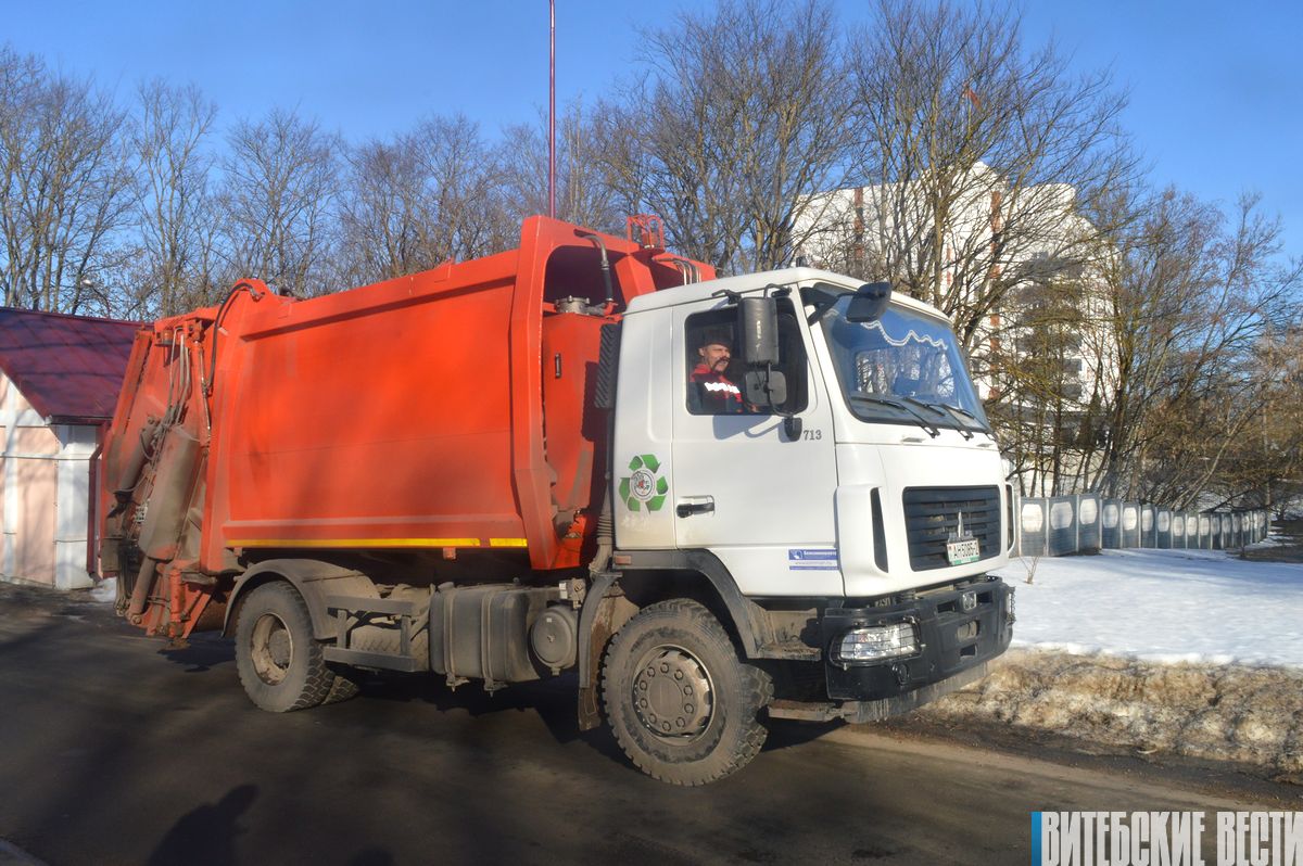 Появилась возможность эффективней убирать город.  На спецавтобазе Витебска рассказали о преимуществах новой техники