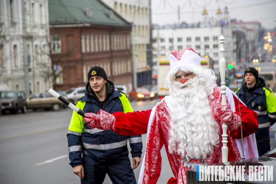 Новогодние метаморфозы: корреспондет «ВВ» перевоплотился в Деда Мороза, а сотрудники ГАИ – в его помощников