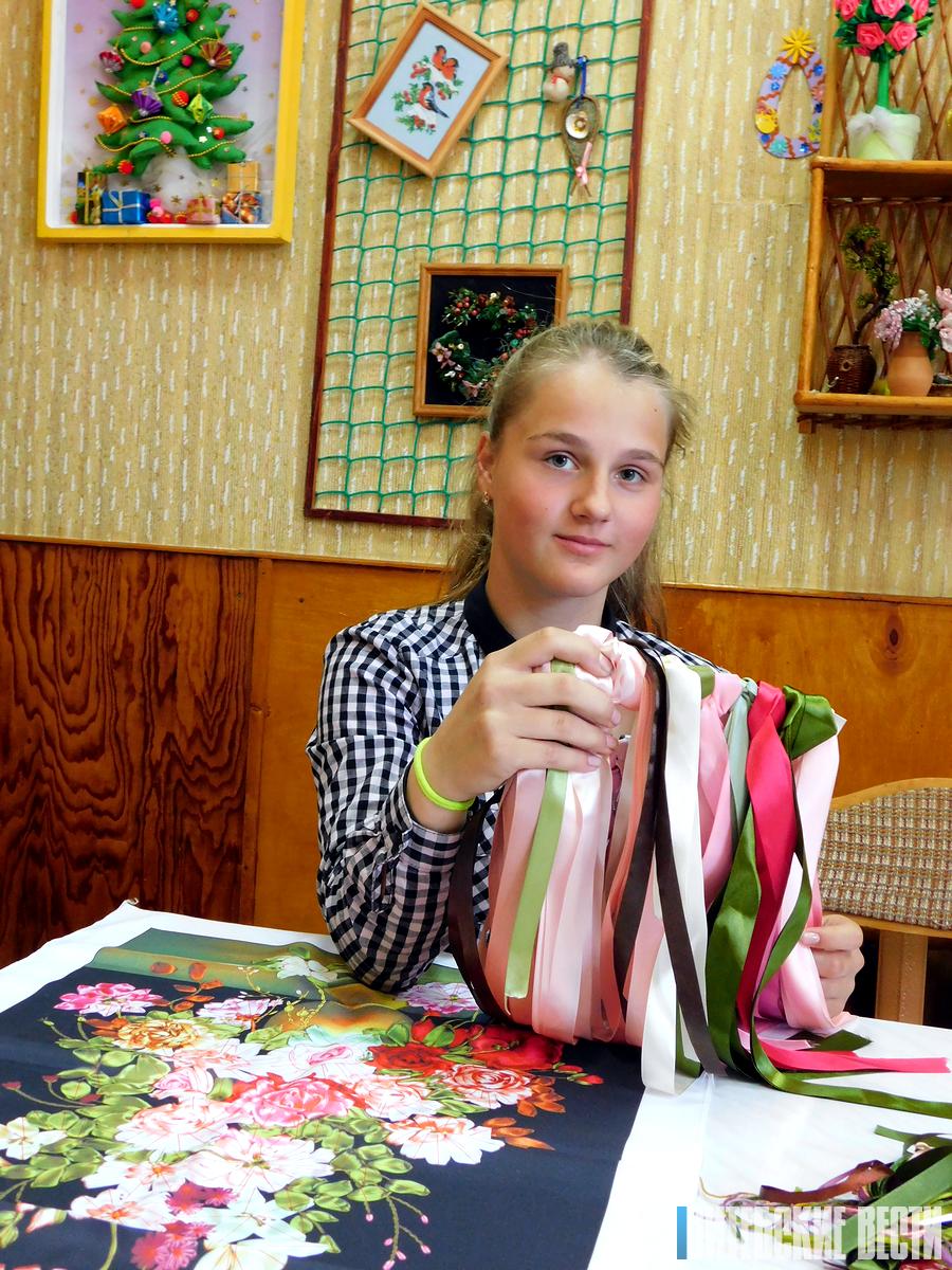 Браслаўская дзяўчына захапляецца рамёствамі і сама мадэліруе адзенне сваіх лялек