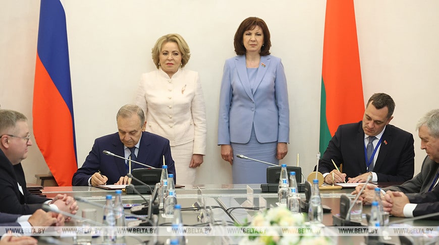 Руководство Витебской области подписало документы о сотрудничестве с Саратовской областью и Республикой Крым