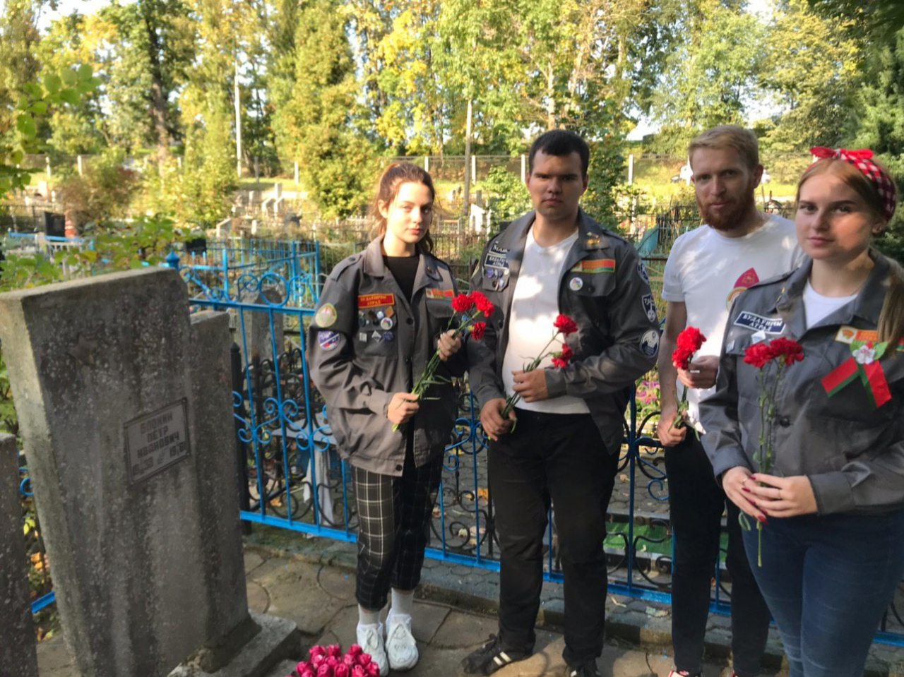 Молодежь Новополоцка приняла участие в благоустройстве могилы Петра Блохина – комсомольского лидера стройки, первостроителя нефтеграда