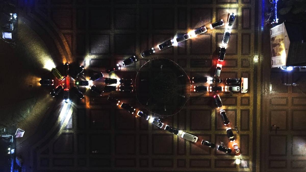 Фотофакт: в Полоцке полсотни машин приняли участие в флешмобе "Автоелка-2025"