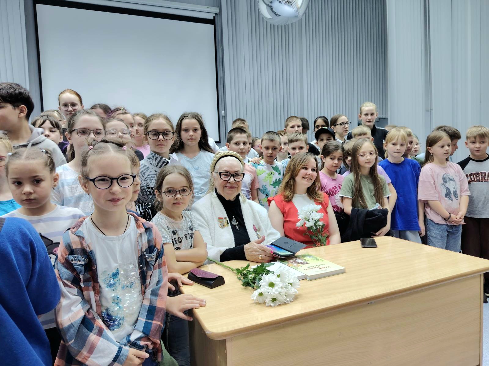 Поэтический диалог поколений. Тамара Краснова-Гусаченко и Ирина Радзиховская побывали в гостях у витебских школьников
