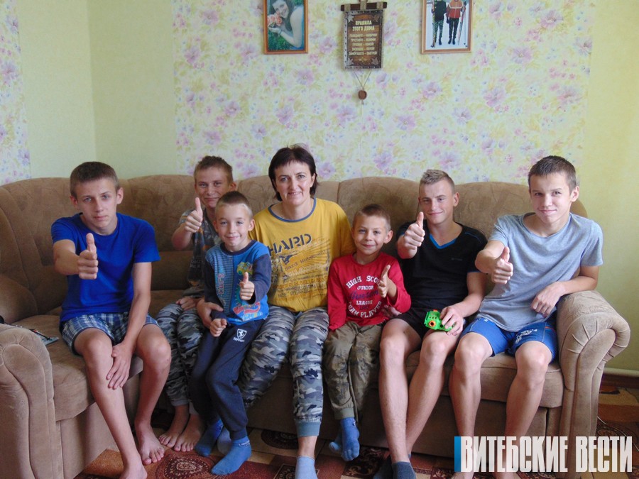 «Большинство ребят называют меня мамой» – детей-сирот на Лепельщине воспитывают приёмные и опекунские семьи