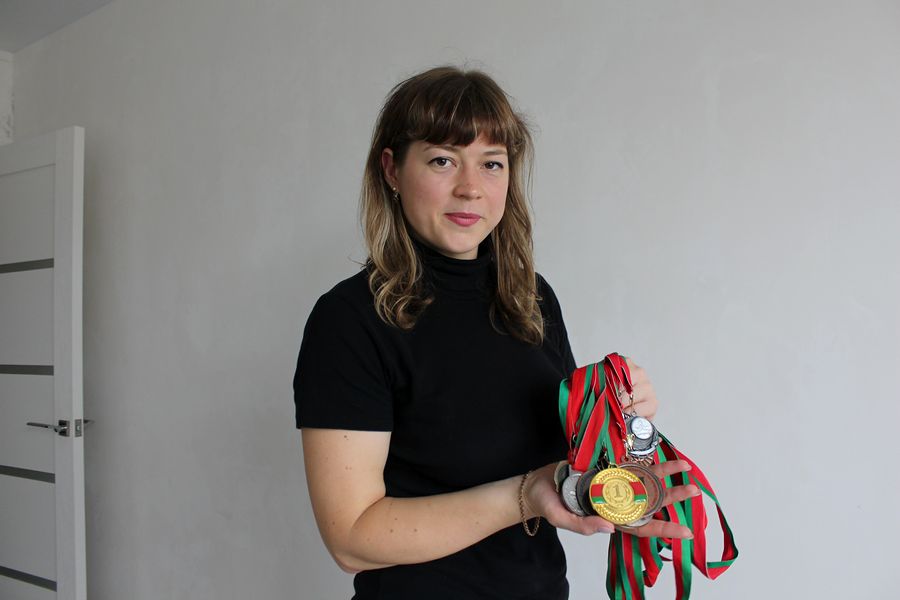 «Трудностей я не боюсь». Многодетная мама Юлия Тишкина рассказала, как стала лучшим женским армрестлером в Витебске