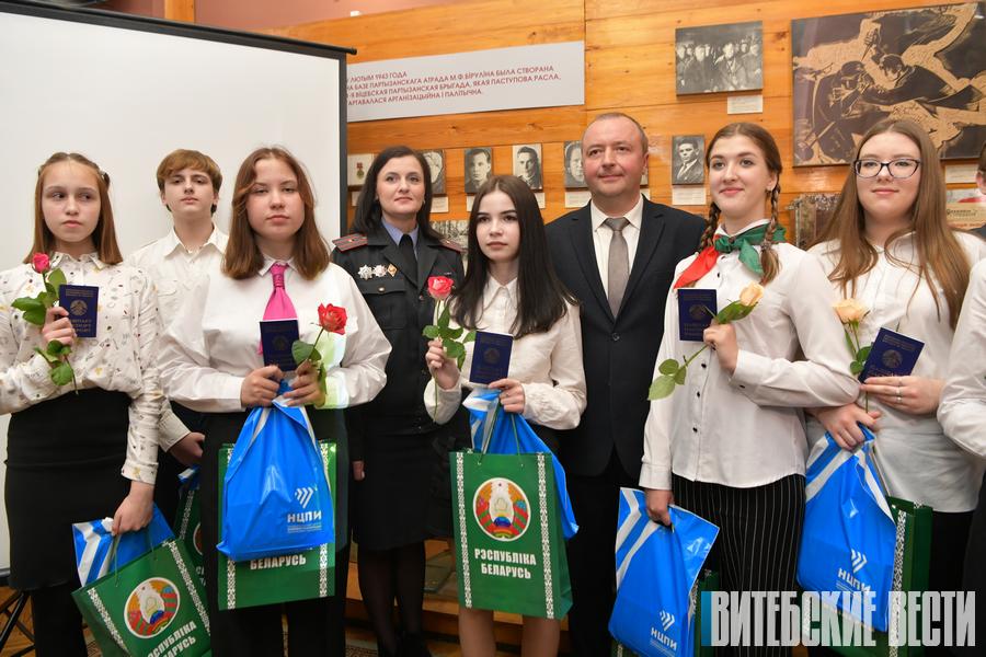 В Витебске торжественно вручили паспорта молодежи Октябрьского района