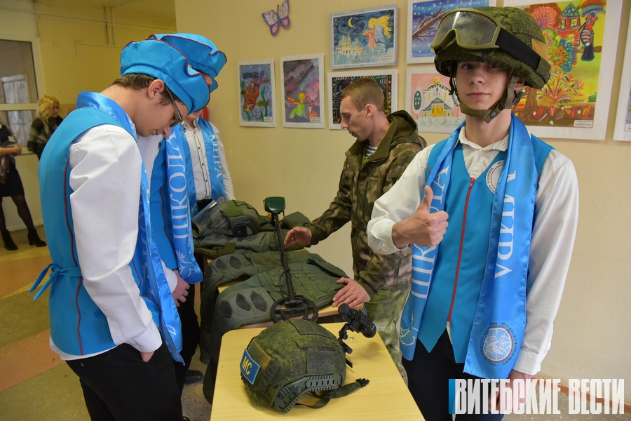Военнослужащие миротворческой роты провели необычный урок в витебской «Школе мира»