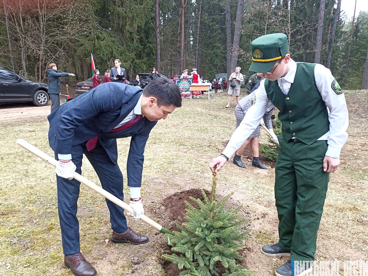 На мемориальном комплексе «Узречье» в Бешенковичском районе заложили сквер Победителей