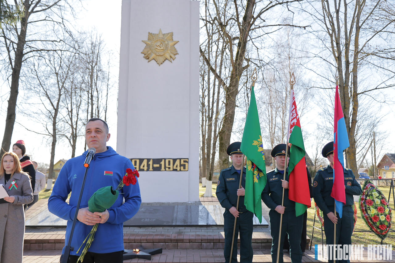 Александр Субботин возложил цветы к братской могиле освободителям в Сураже