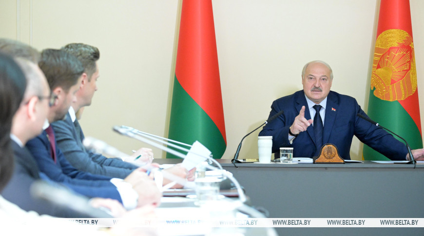 "Вокруг война, вокруг бушует". Александр Лукашенко на совещании по кинематографу озвучил актуальную политинформацию