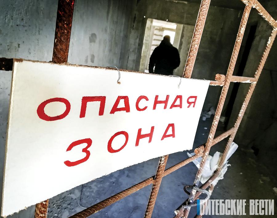 Зияют дыры в ограждениях, а рядом детская площадка. Какие нарушения выявляют на стройках в Витебске?