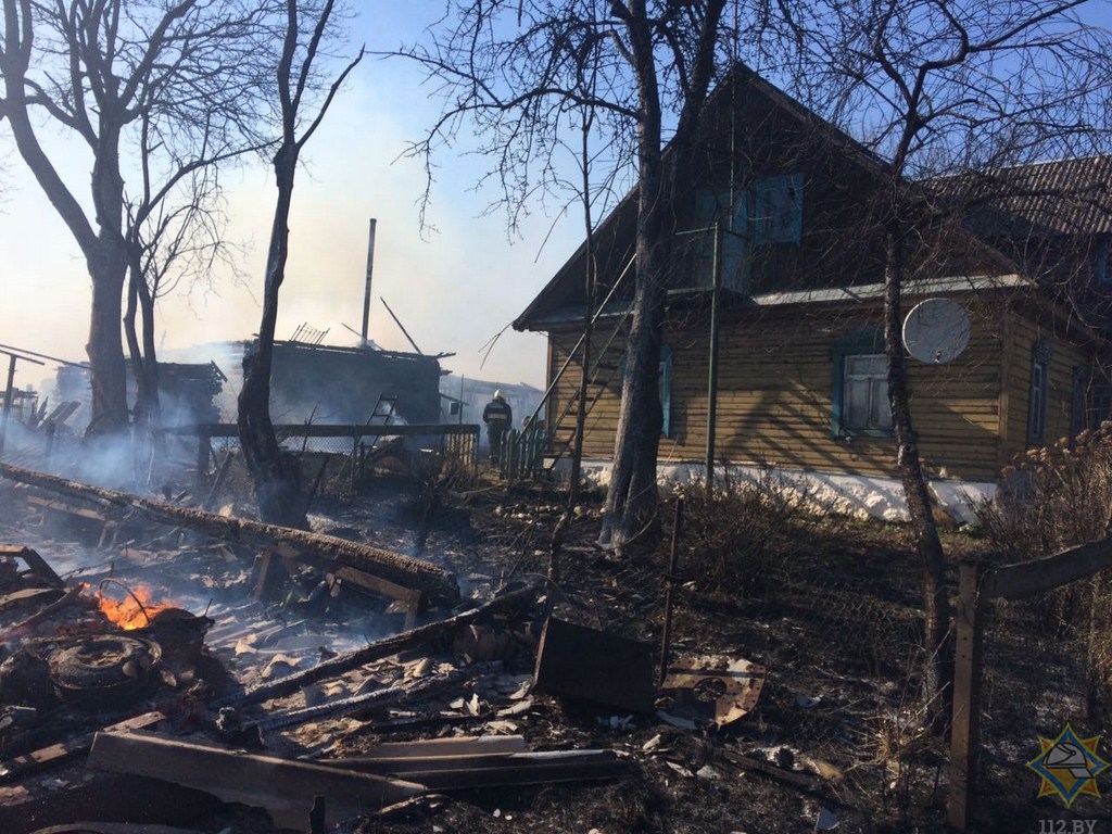 В Браславском и Ушачском районе из-за сжигания сухой травы сгорели несколько хозпостроек и бань