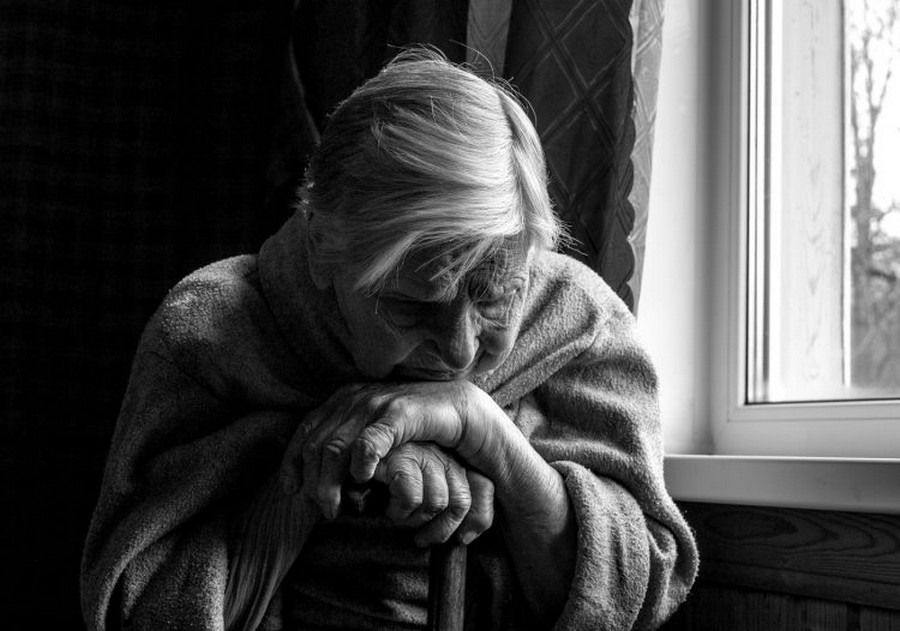 Помогли справиться с горем, едва не оставив на улице: соседи хотели продать квартиру пенсионерки без её ведома