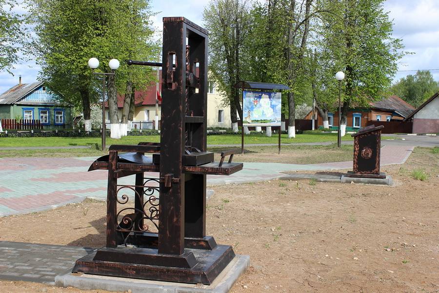 Печатный станок и фонарь-контрабас: оригинальные арт-объекты из металла украсили улицы Чашников
