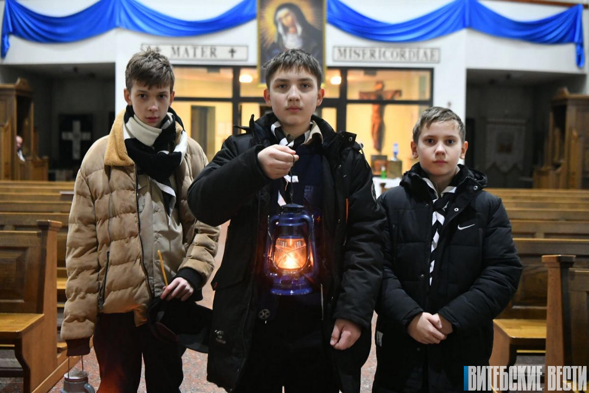 Вифлеемский огонь доставили в Кафедральный костел Иисуса Милосердного в Витебске