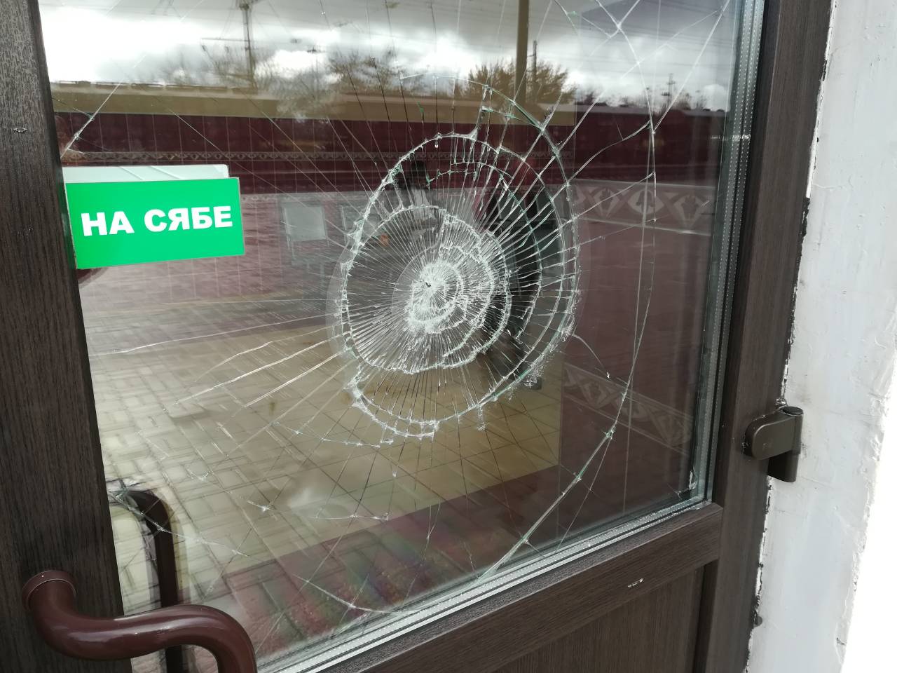 В Толочине парень разбил стеклопакет на вокзале, заведено уголовное дело