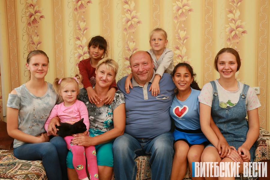 «Годы требуются, чтобы вывести ребенка из стресса». Приемные родители в Толочине рассказали, как возвращали малышам детство