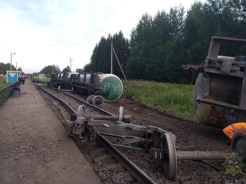 На железнодорожном пути Орша-Витебск с рельс сошли полтора десятка цистерн грузового поезда с газом