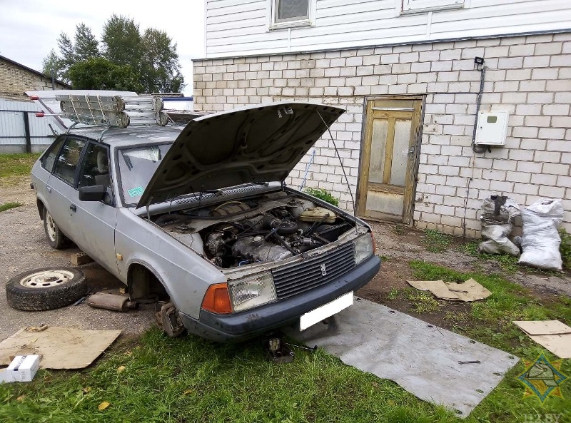 В Бешенковичах мужчина оказался зажат под сорвавшейся с домкрата легковушкой