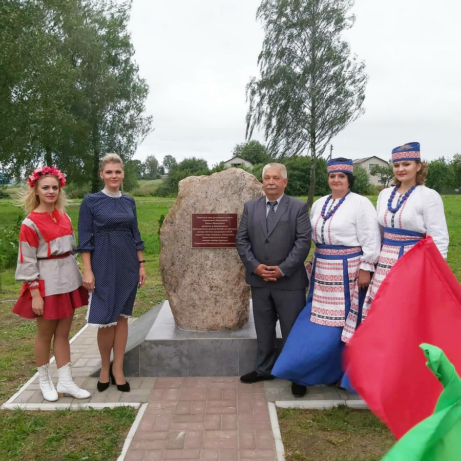 В Дубровенском районе открыли памятный знак матери первой в мире женщины-космонавта – Елене Терешковой