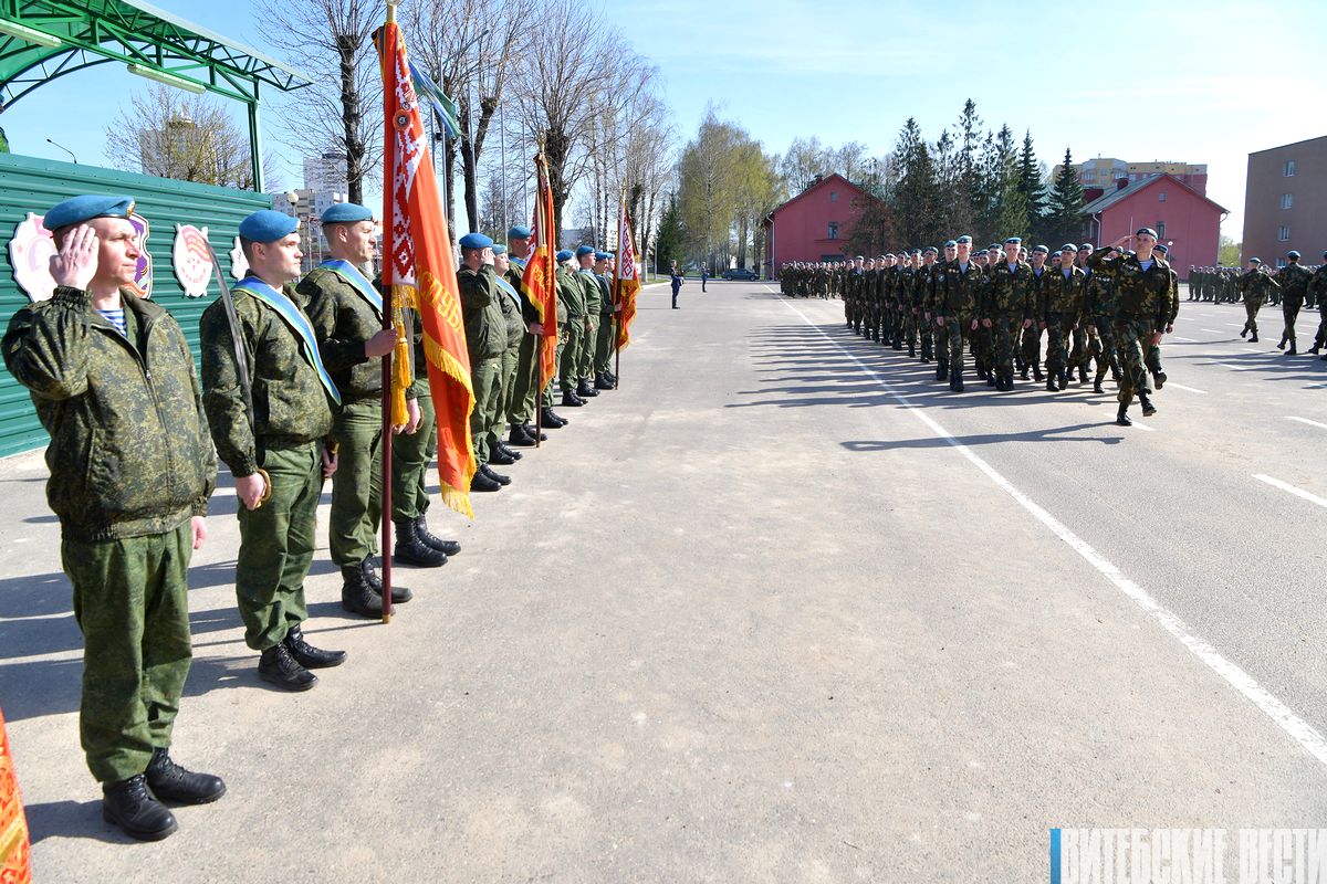 В Витебске военнослужащие-десантники, отслужившие установленный срок службы, простились с боевым знаменем войсковой части