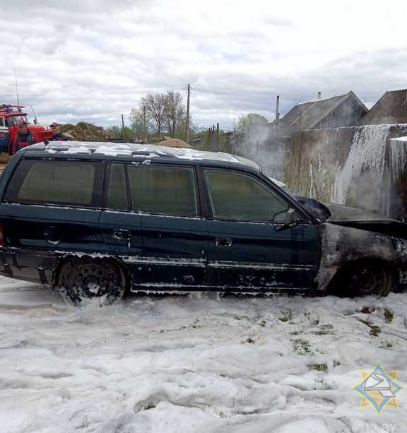 В Миорах загорелась иномарка: спасатели потушили автомобиль