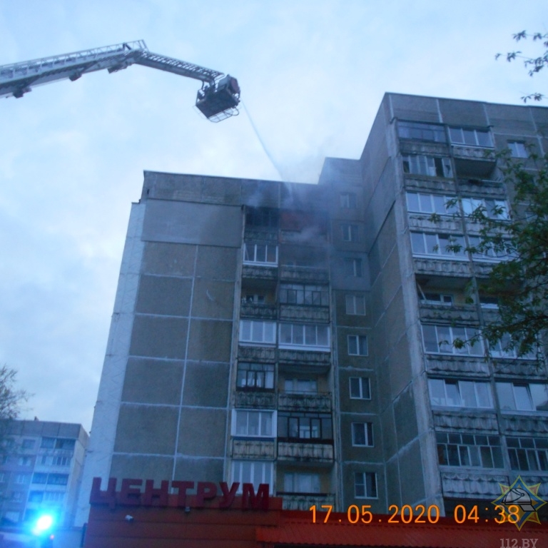 В Новополоцке спасатели эвакуировали из горящей многоэтажки 10 человек