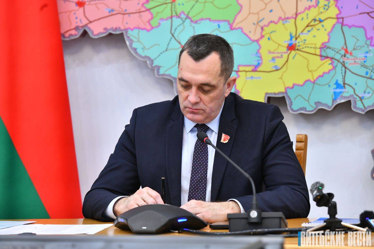 Александр Субботин проводит прямую телефонную линию с жителями Витебской области