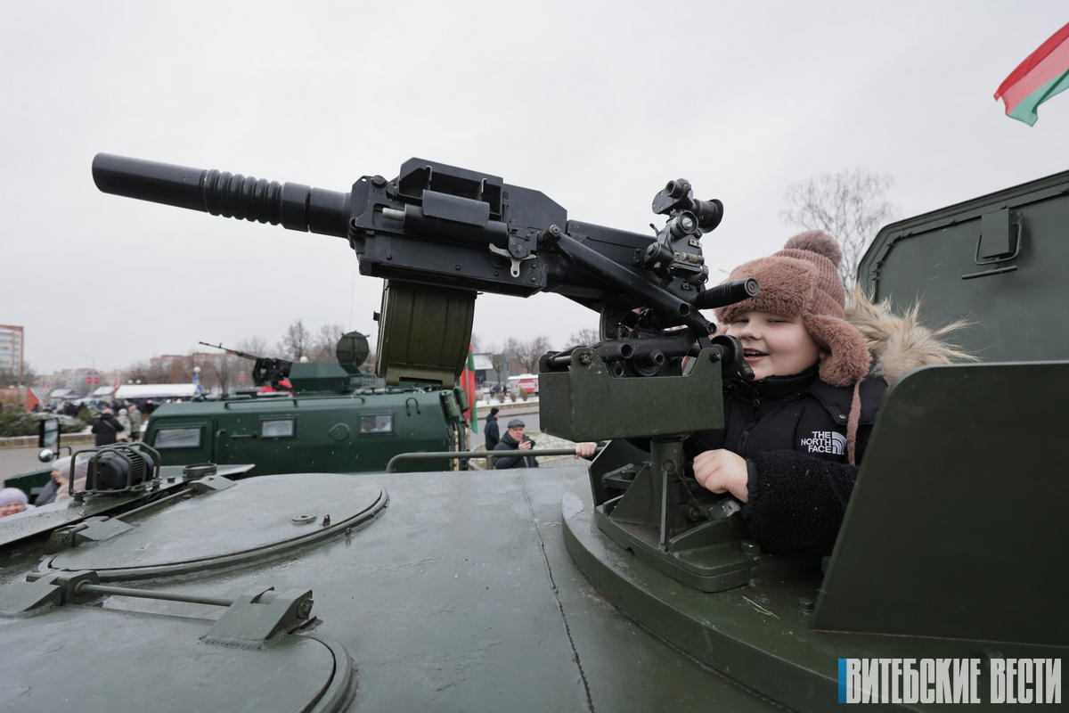 Фотофакт. Перед «Ледовой ареной» в Орше работает выставка военной техники и стрелкового оружия