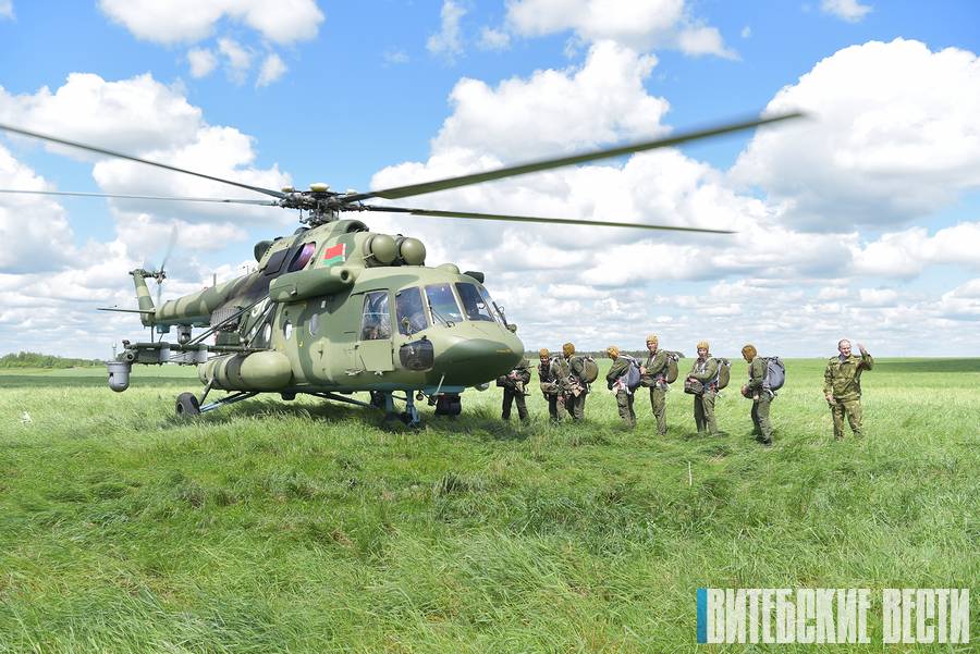 Витебские десантники совершили прыжки с парашютами в Шумилинском районе