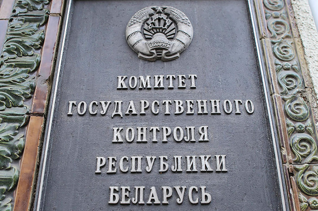 Свалки на обочинах и остановки без крыши. Комитет госконтроля выявил факты беспорядка в Полоцком районе