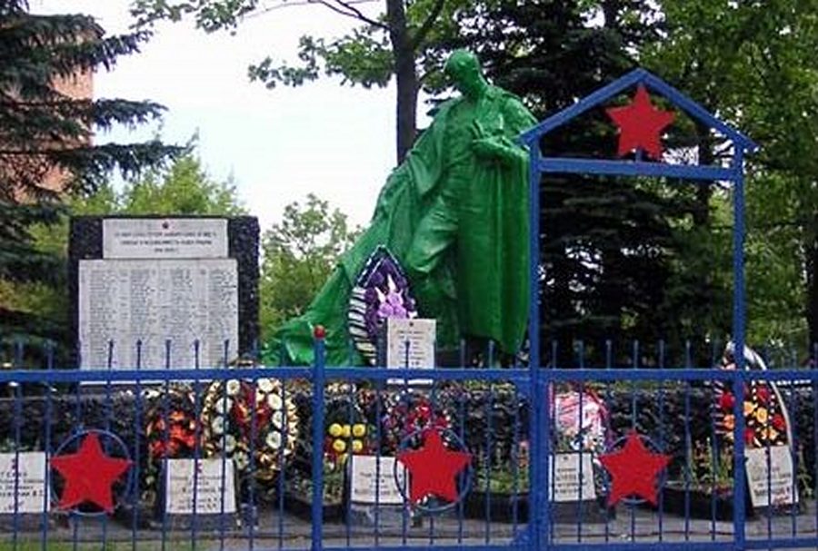 Коллектив «Полоцкводоканала» занялся благоустройством памятных мест в Полоцком районе