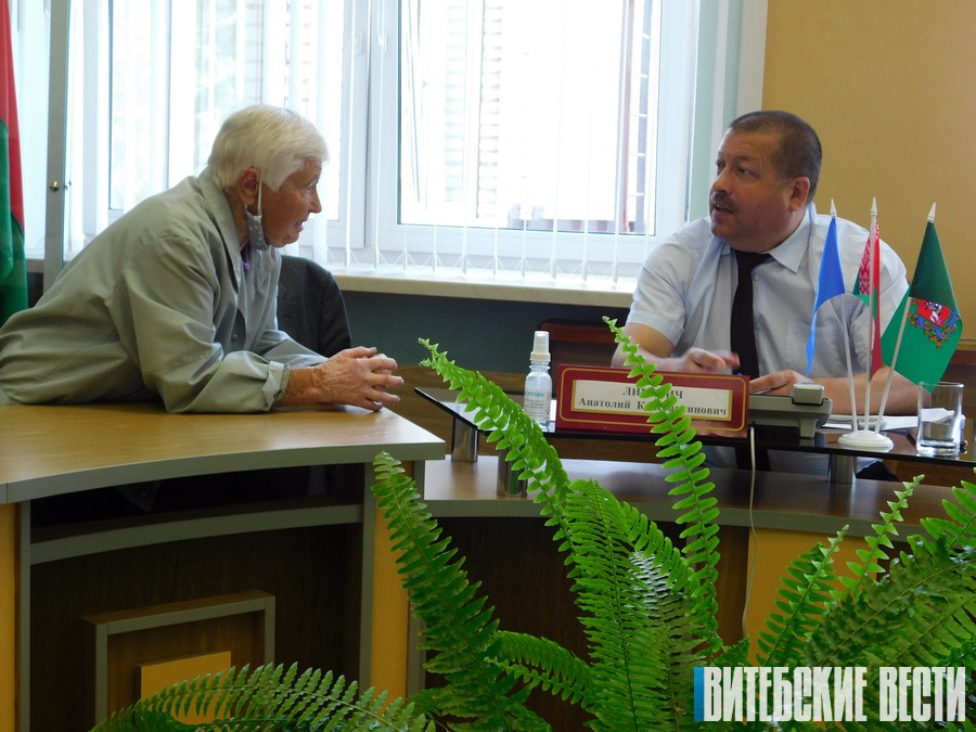 Реконструкция улицы и приватизация: с какими вопросами обращались к Анатолию Линевичу во время приёма граждан в Миорах