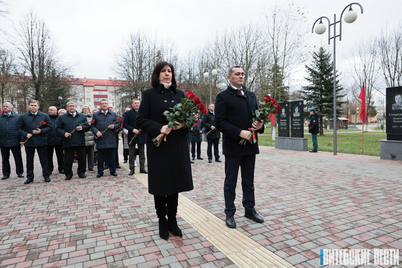ФОТОФАКТ: Участники выездного расширенного заседания Президиума Совета Республики Национального собрания возложили цветы к мемориалу на братском кладбище в Шумилино
