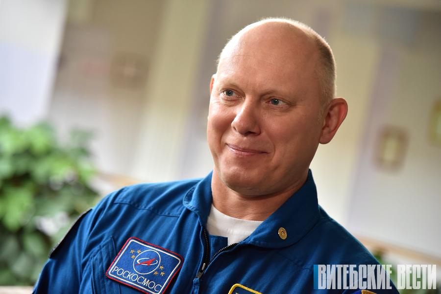Космонавт Олег Артемьев приехал в Витебск и поучаствовал в открытии музея космоса в Новкинской школе