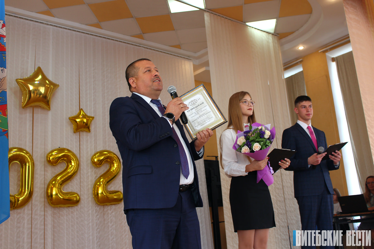 Анатолий Линевич поздравил с началом учебного года учеников и коллектив гимназии №2 Витебска