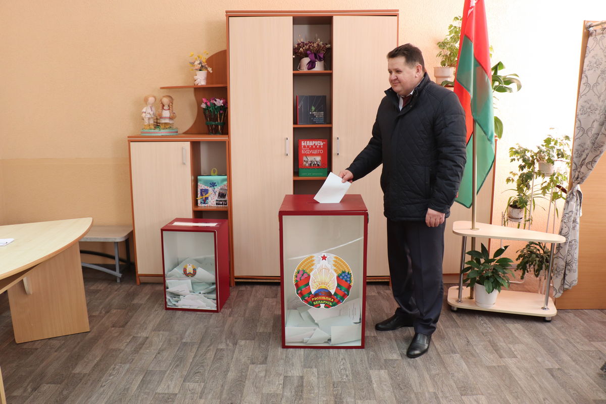 Председатель Полоцкого райисполкома Игорь Маркович отдал свой голос на Конституционном референдуме за развитие и движение Беларуси вперед