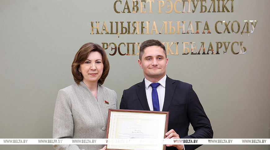 Наталья Кочанова вручила награды представителям СМИ и поблагодарила за совместную работу