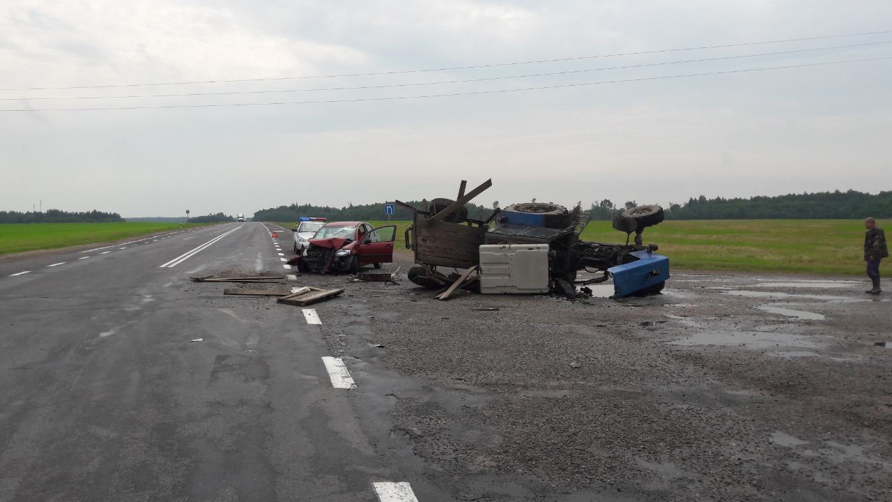 В Полоцком районе трактор опрокинулся после столкновения с легковушкой