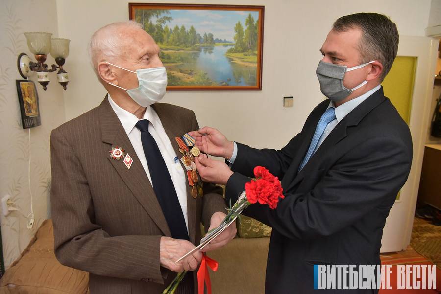 В Витебске ветеранов поздравили на дому с 75-летием Великой Победы
