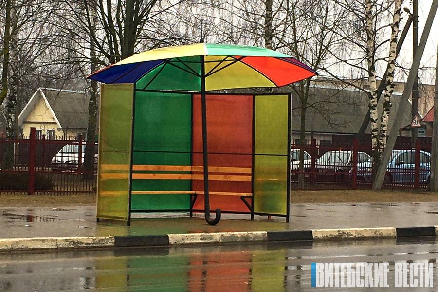 Необычная остановка с навесом в виде яркого зонта появилась в Дубровно 