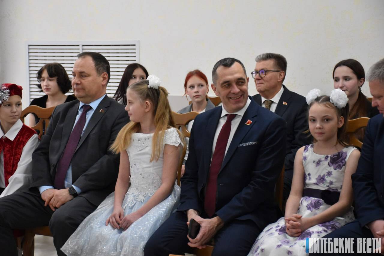 Роман Головченко и Александр Субботин поздравили воспитанников Детского дома города Витебска с Новым годом