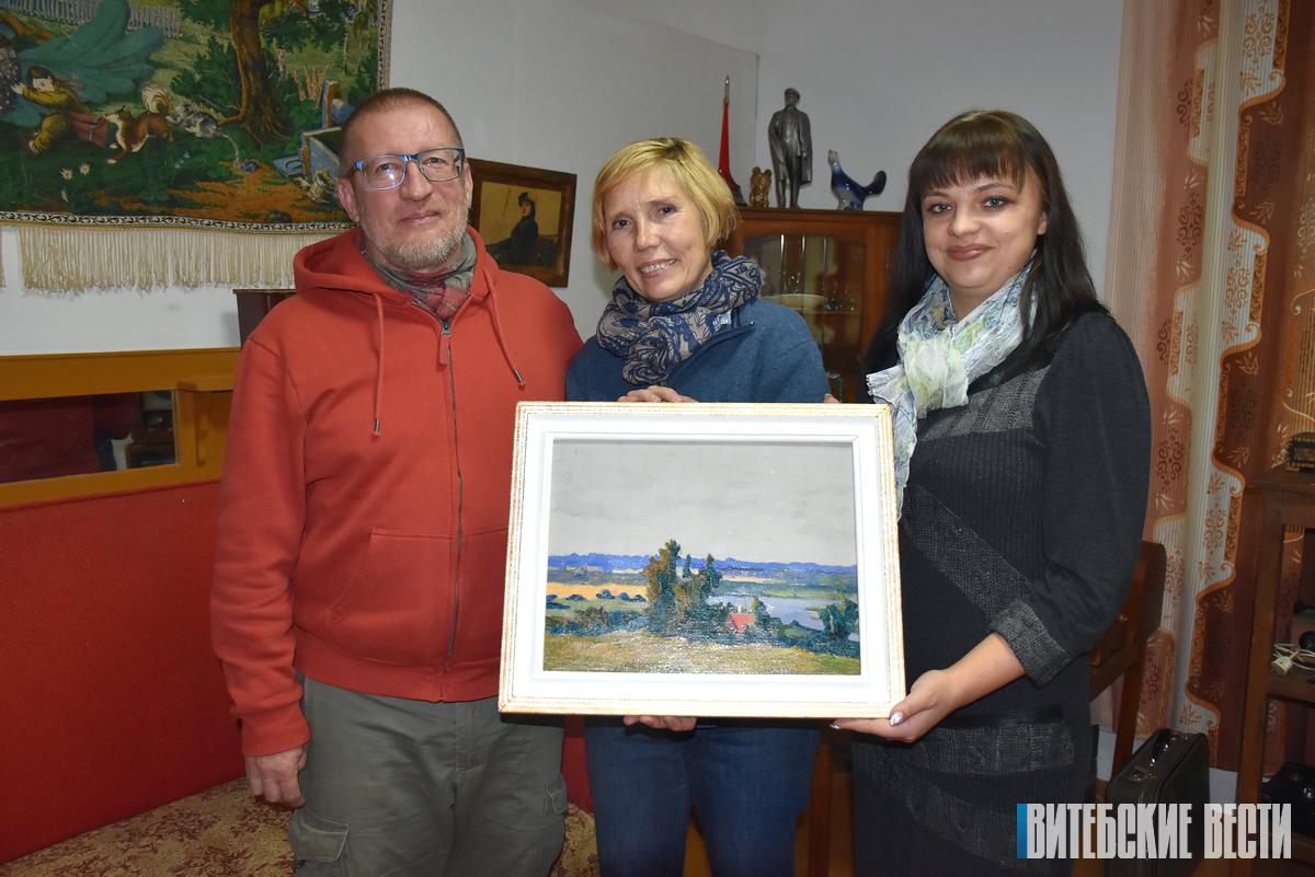 Жительница Санкт-Петербурга Галина Михеева помогает реставрировать экспонаты историко-краеведческому музею в Бешенковичах 