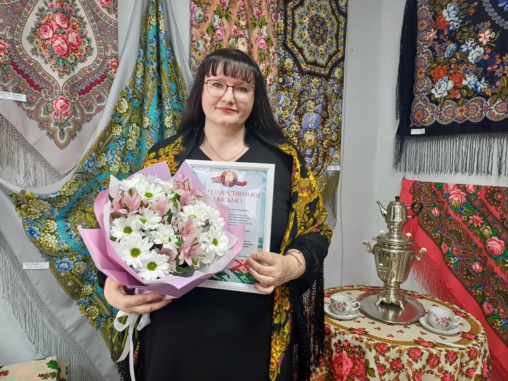 Красота, которая роднит. В Глубоком открылась выставка коллекции павловопосадских платков