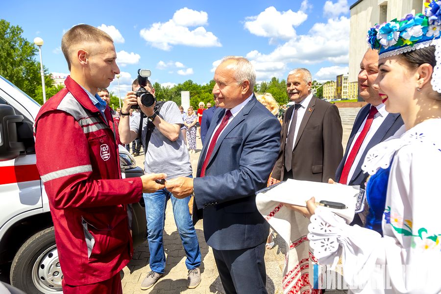 14 машин скорой помощи передали медикам Витебской области ко Дню медработников 