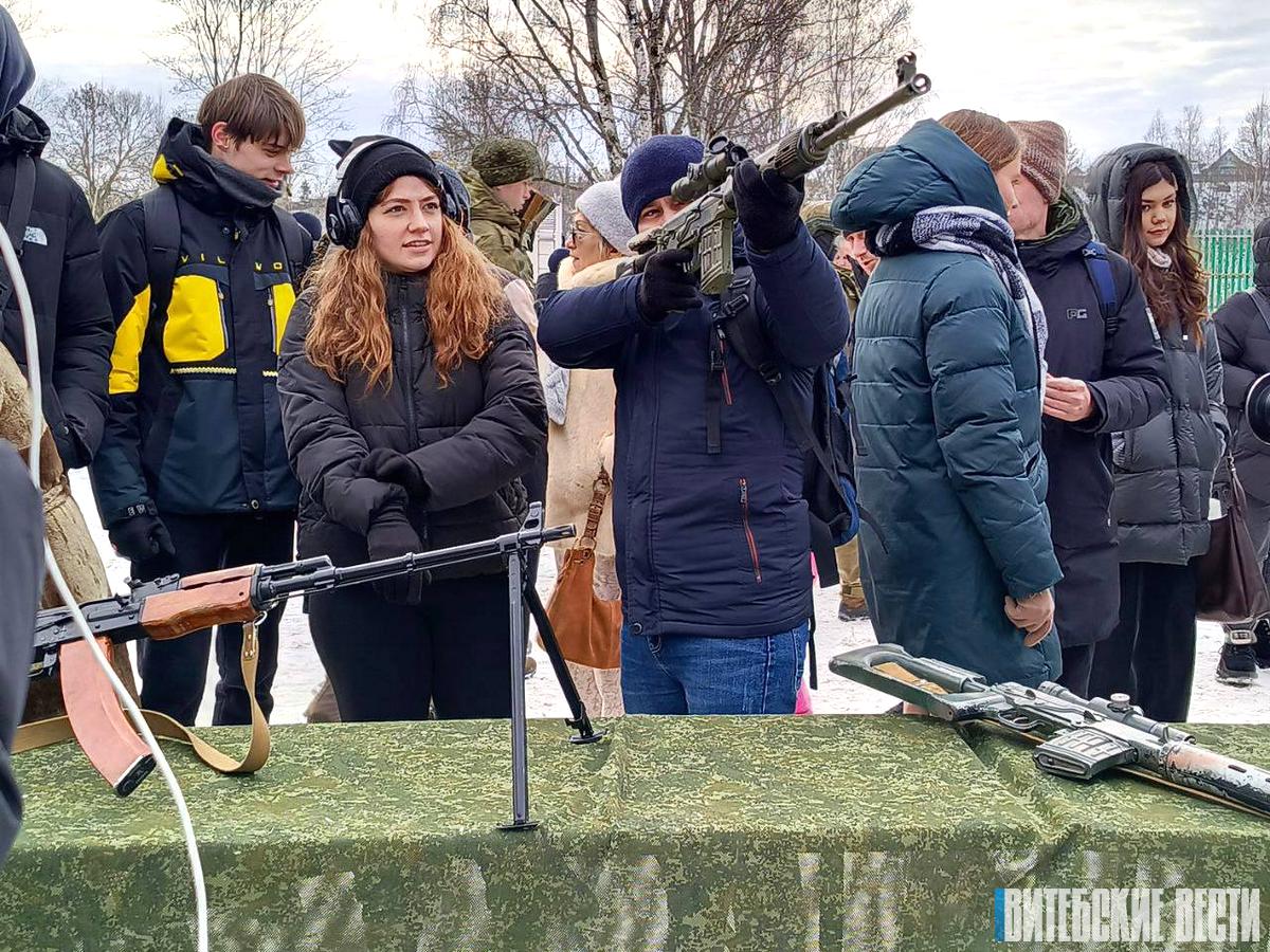 В парке Мазурино проходит праздник "Честь и слава защитникам Отечества"